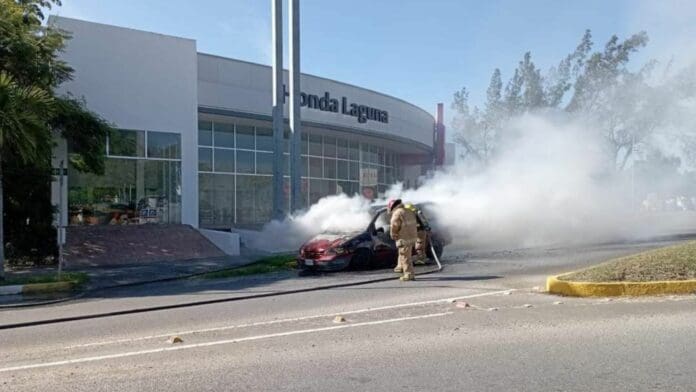 Consume incendio camioneta y genera crisis nerviosa en tripulantes, en Chetumal