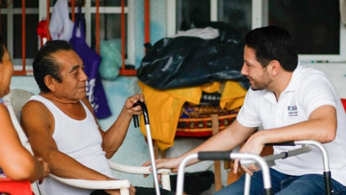 Mantiene Renán Sánchez atención a las necesidades de las y los cozumeleños