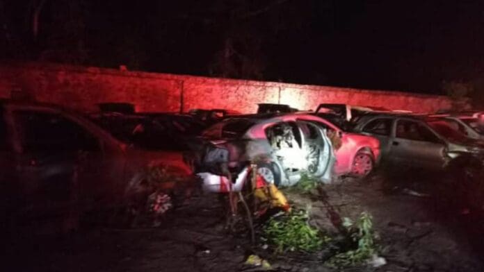 Consume incendio al menos 13 autos en un corralón de Grúas Cardona, a las afueras de Cancún