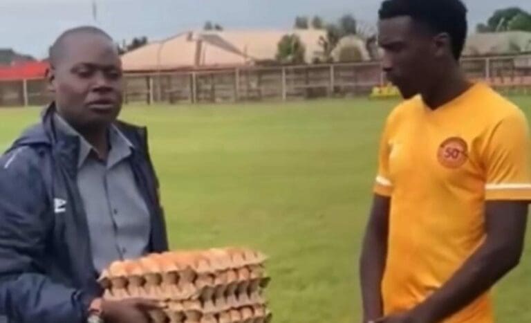 Por ser el mejor jugador, premian en África a futbolista regalándole huevos