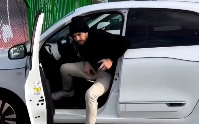 Piqué conduce un Twingo como respuesta a Shakira