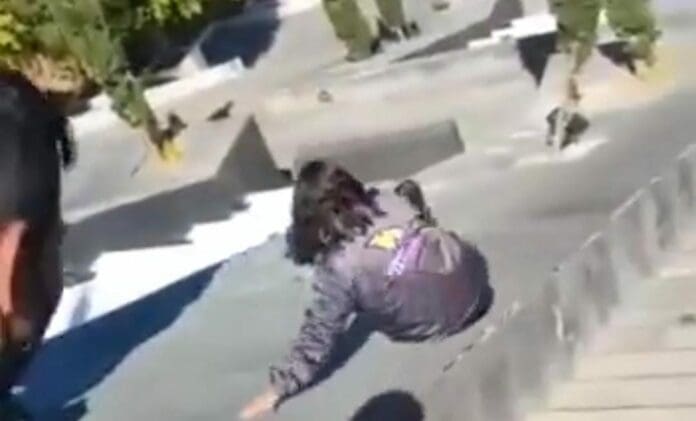 Una estudiante se estaba deslizando desde unas escalinatas y al final salió volando y se acabó golpeando contra el piso.