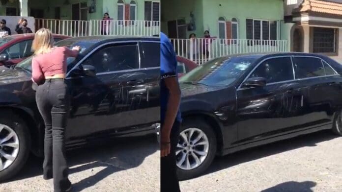 VIDEO: Mujer descubre a su esposo con la amante y le destroza el auto a pedradas