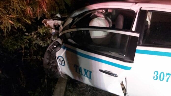 Muere mujer taxista al impactarse contra tráiler a la altura de Crococun