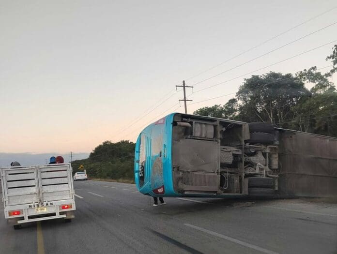 Vuelca autobús de turismo en carretera de Playa del Carmen  