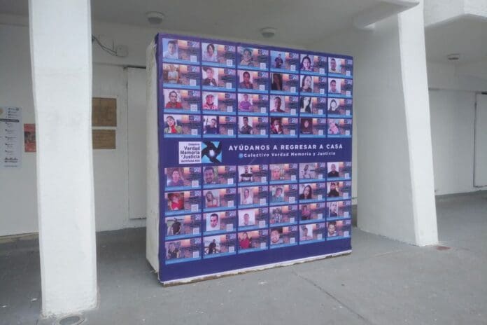 Madres de desaparecidos colocan mampara con imágenes de sus hijos en Cancún