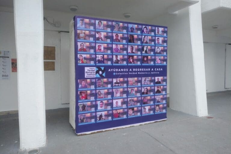 Madres de desaparecidos colocan mampara con imágenes de sus hijos en Cancún