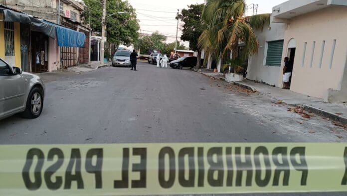 Balean sujetos a presunto policía estatal, luego de supuesto 'levantón' en la Región 100 de Cancún 