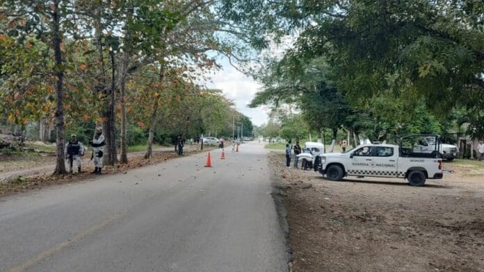 Agentes de la Guardia Nacional amenazan con detener a maestro por hablar en maya, en Tihosuco