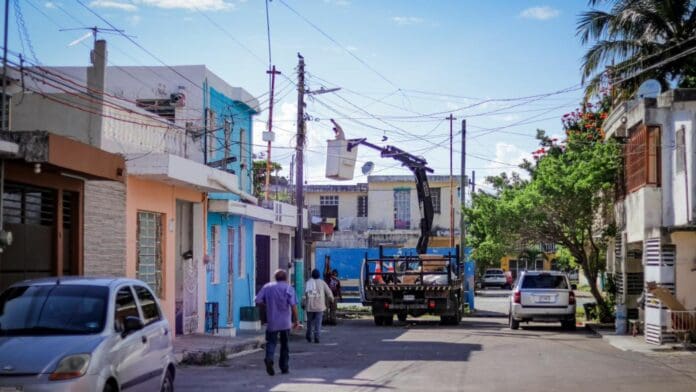 Tercera colonia de Chetumal, en una semana, que recibe atención en alumbrado público