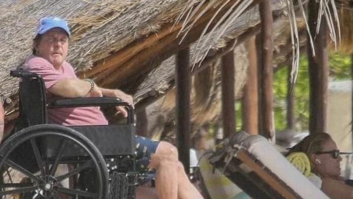 Captan al actor Michael J. Fox en las playas de Tulum