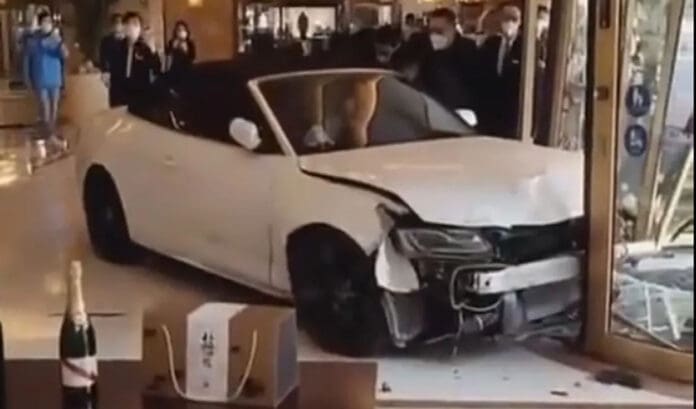 Hombre estrella su automóvil contra un hotel en Shanghái