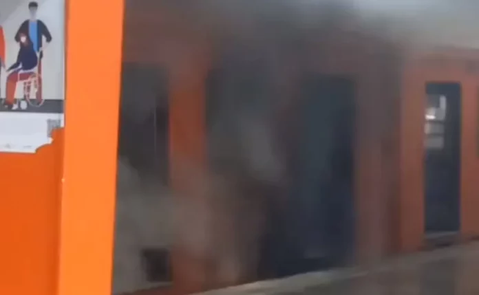 VIDEO Ahora en Línea 5 del Metro, usuarios reportan incendio de vagón