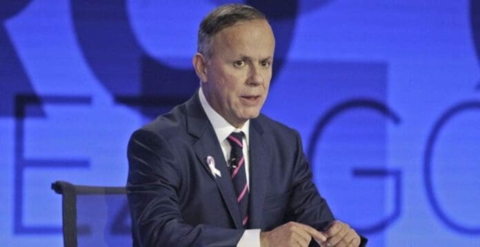 Hasta 11 personas han sido detenidas por el ataque contra el periodista Ciro Gómez Leyva, informaron las autoridades.