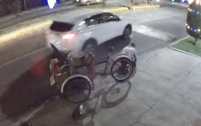 VIDEO: Otro vendedor de tamales es atropellado y el conductor se dio a la fuga