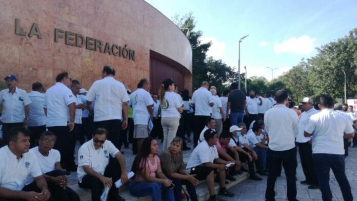 Taxistas no confían en magistrado que resolverá amparo de Uber; lo acusan de tener mal historial