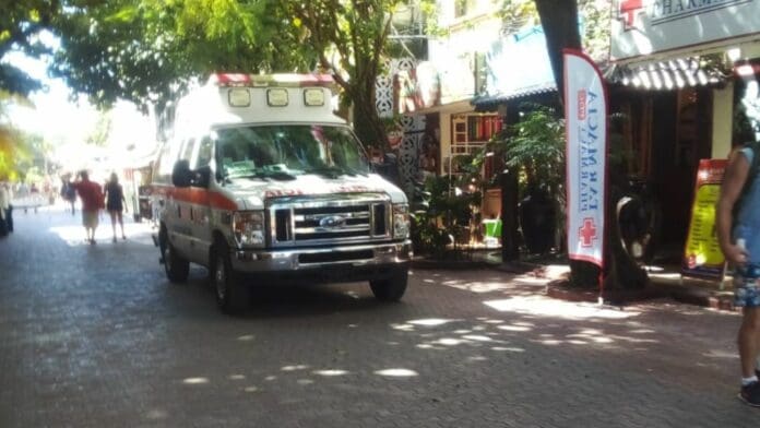 Muere huésped de un hotel en la Quinta Avenida, al parecer a causa de un accidente