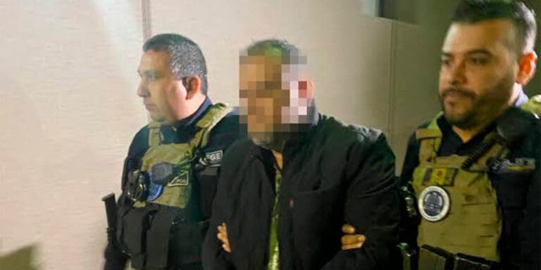 Trasladan a Mexicali a maestro acusado de pederastia agravada que fue capturado en Cancún 