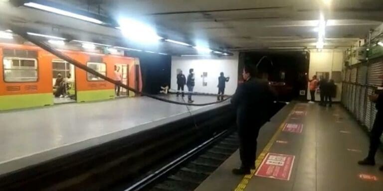 Cae cable en andén de la Línea 8 del Metro, estación Salto del Agua