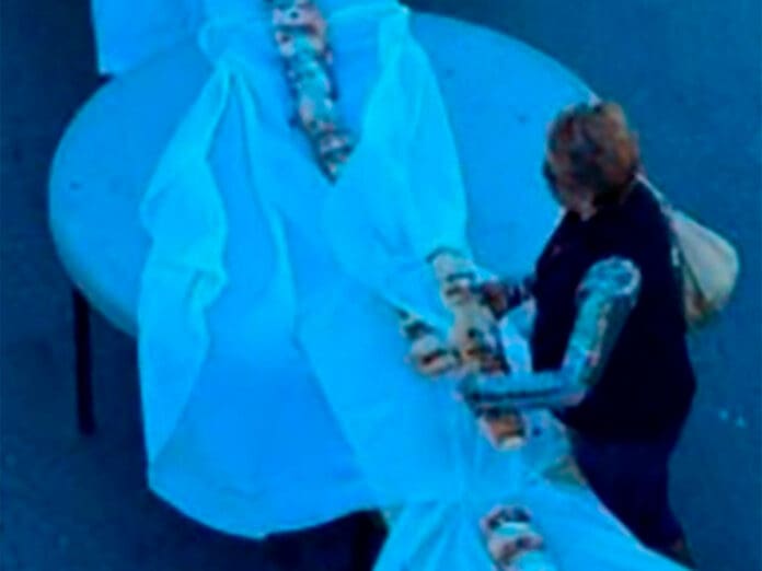 VIDEO: Mujer roba trozo de rosca que pretendía romper récord en Mexicali