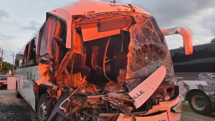 El conductor de un autobús provocó dos accidentes tras los cuales 12 personas acabaron hospitalizadas. Y hubo 10 lesionados más.