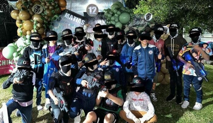 Un fiesta con temática del narco fue organizada por el 