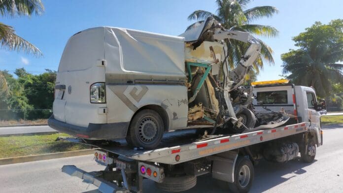 Se estrella conductor contra un camión en vía Cancún-Playa del Carmen; queda prensado