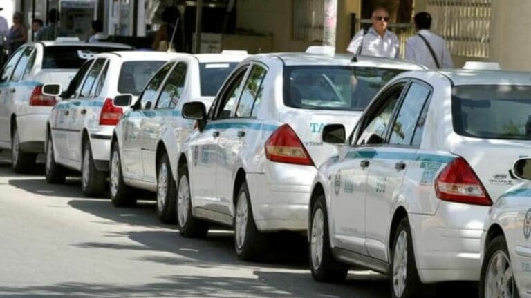 Aseguran taxistas que el amparo de Uber se discutirá el próximo 11 de enero
