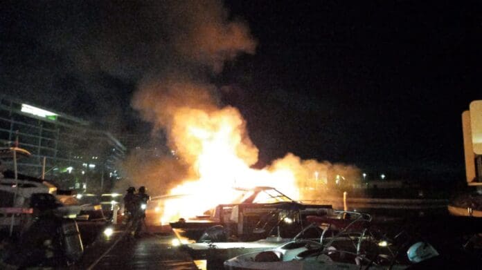 Consume incendio yate en un muelle de Residencial Laguna Uno de Puerto Cancún  