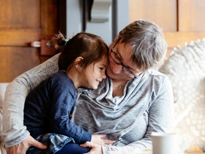 “No soy guardería”: Abuelita cobra 290 pesos por cuidar a su nieto