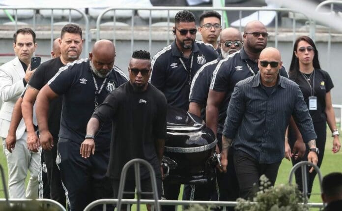 En Santos, Brasil miles de personas despiden a Pelé, el gran astro del futbol mundial. Mañana continuará el homenaje.