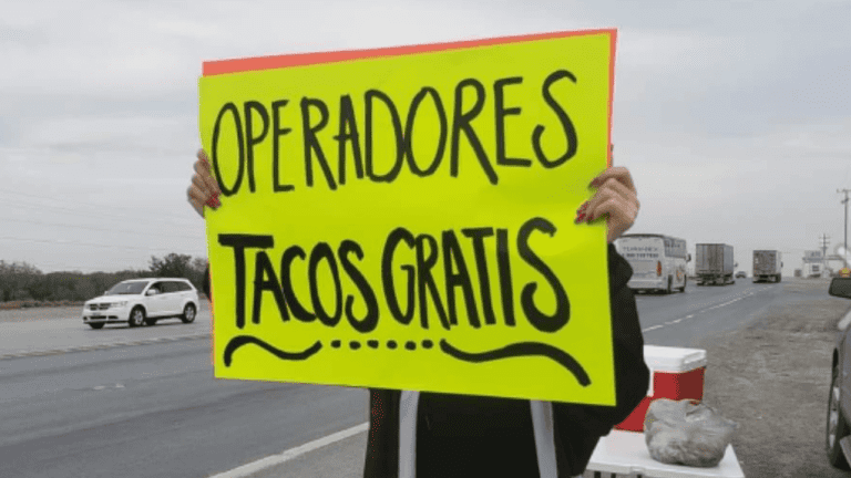 Jóvenes regalan tacos a los transportistas en Tamaulipas en vísperas de Año Nuevo