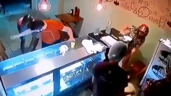 VIDEO: Pareja de ladrones resulta herida en asalto y mujer abandona el lugar con el botín