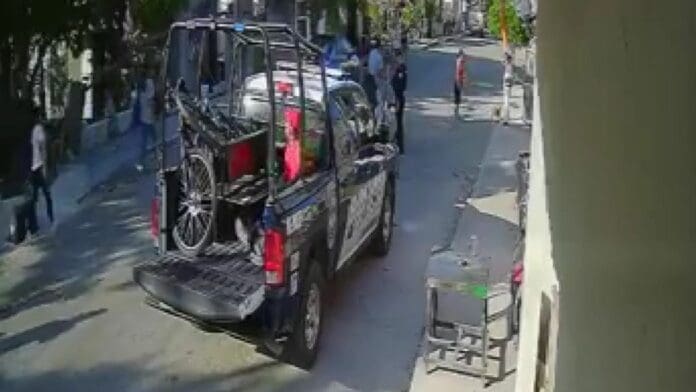 Policías detienen al activista Antonio Ramos en Playa del Carmen