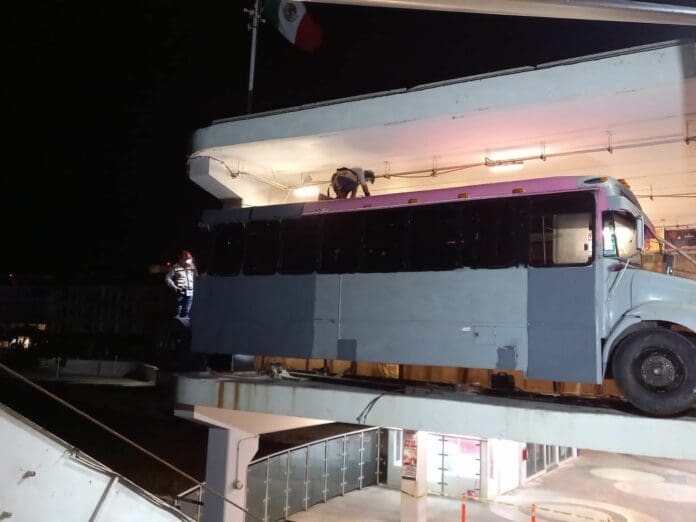 Retiran camión de Xcaret de terminal marítima de Playa del Carmen