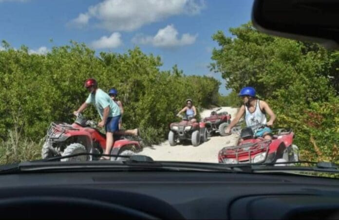 Jeeps y cuatrimotos de empresas que ofrecen tours dañan el área natural protegida de Cozumel, denuncia un ciudadano.