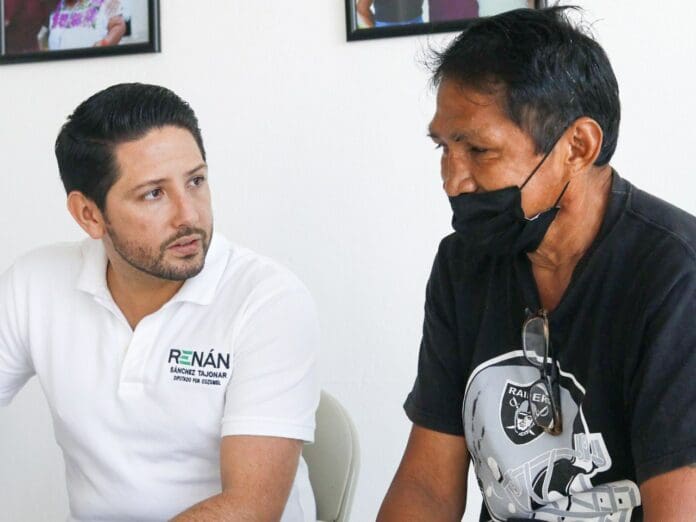 Continúa Renán Sánchez con la atención a las y los cozumeleños