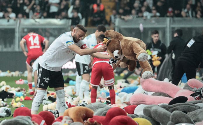 VIDEO: Interrumpen partido en Turquía con 