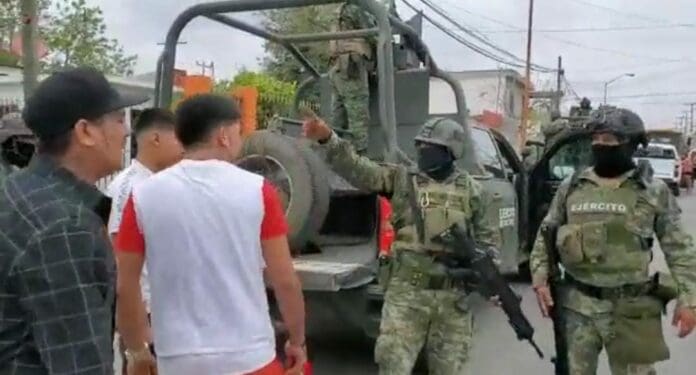 Militares dispararon contra 6 jóvenes, matando a 5. Tras ello familiares protestaron contra los soldados, quienes respondieron con violencia.