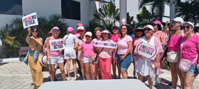 Habitantes de Playa del Carmen se manifestaron este domingo 26 de febrero en defensa de la democracia y del INE.