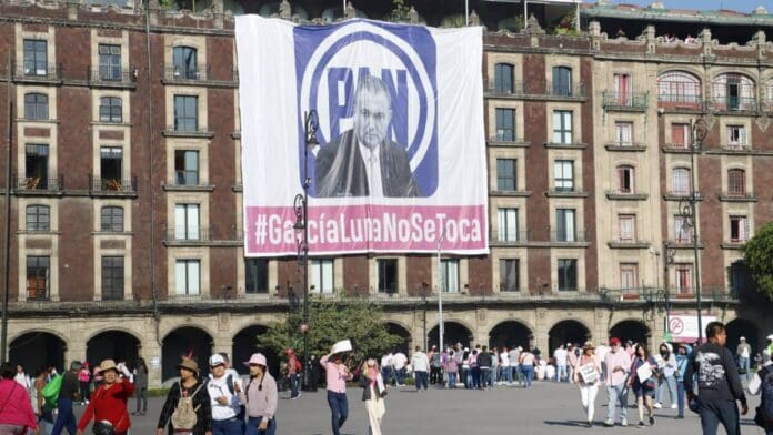 Cuelgan manta gigante de Genaro García Luna y el PAN previo a marcha por el INE en el Zócalo