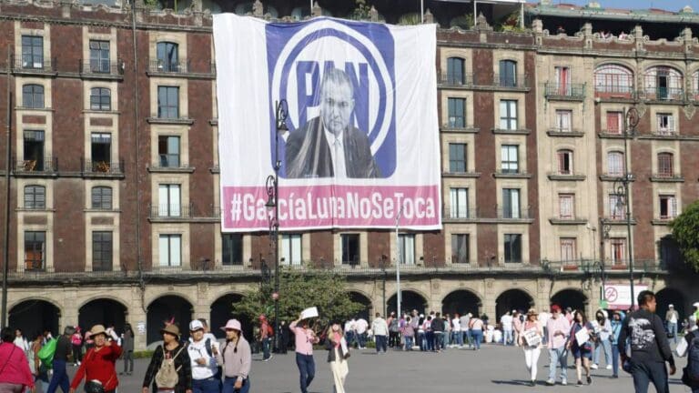 Cuelgan manta gigante de Genaro García Luna y el PAN previo a marcha por el INE en el Zócalo