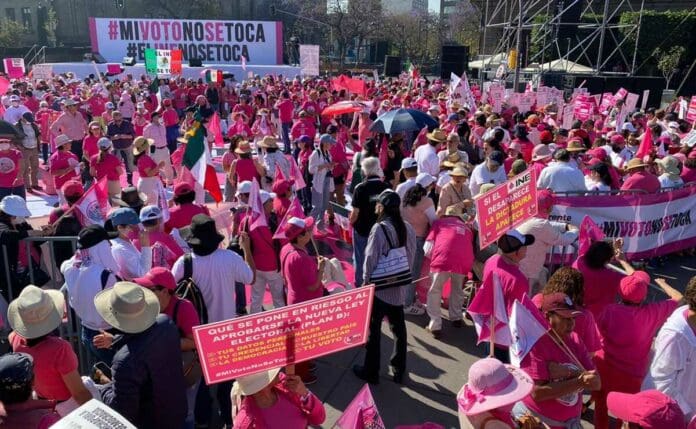Video: Ciudadanos salen a las calles de México a defender al INE y critican plan B de AMLO