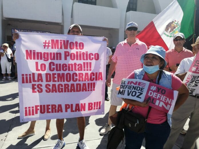 Mil personas se congregaron en Cancún como parte de la movilización nacional contra el plan B de AMLO y a favor del INE.