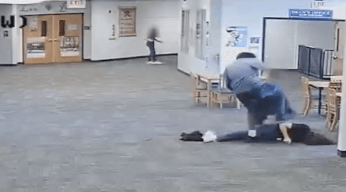 Arrestan a estudiante en Florida por golpear a mujer que le quitó su Nintendo