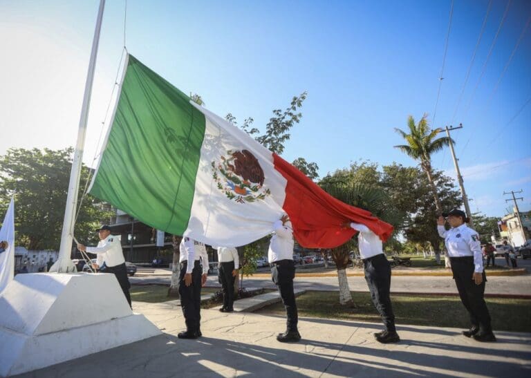 Encabeza Blanca Merari la ceremonia conmemorativa del Día de la Bandera