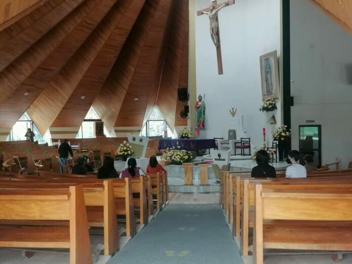 Feligreses asisten a iglesias al Miércoles de cenizas