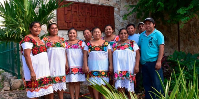 El sacerdote maya Luis Nah, fundador del grupo prehispánico Hambaj Ka’an, lamentó que no haya apoyos ni interés en preservar la lengua.
