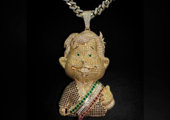 VIDEO: Joyería ofrece dije de oro con la figura de AMLO