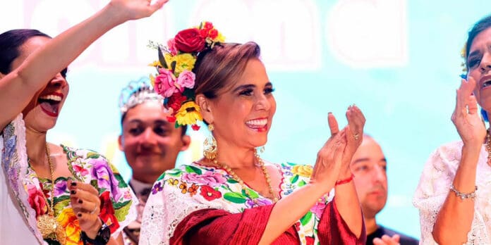 Mara Lezama comparte alegría y diversión en carnaval de Cancún